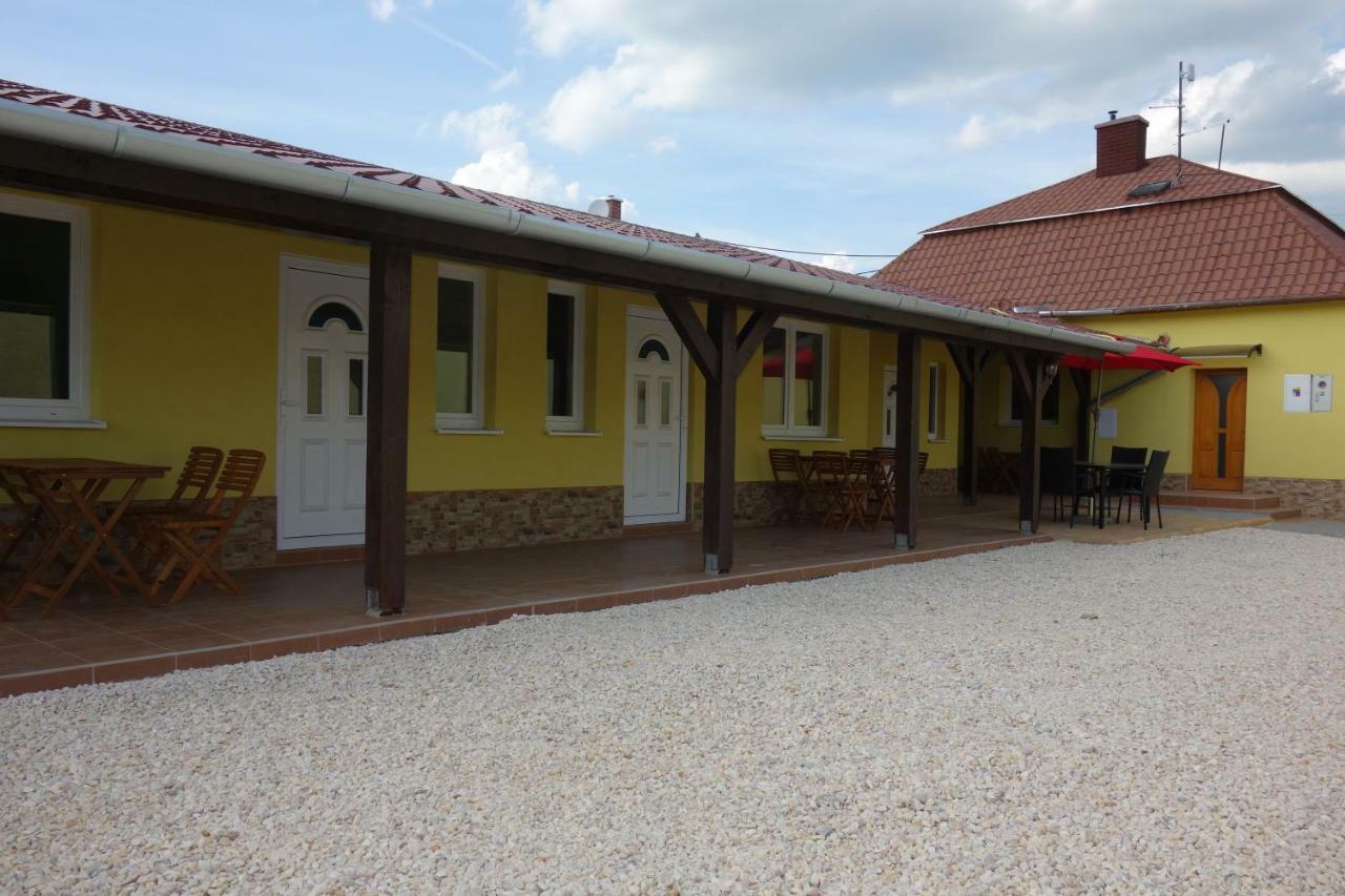 Appartamento La Familia Štúrovo Esterno foto